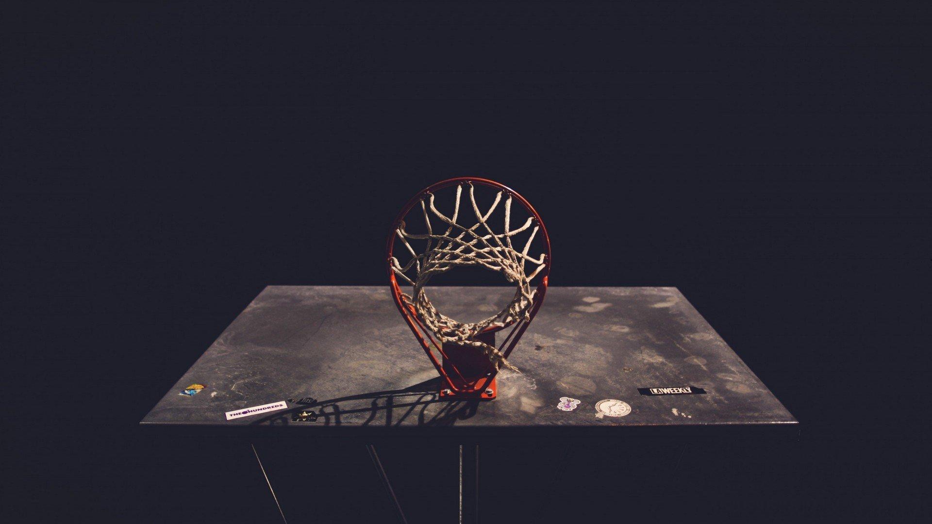 NBA季后赛激战正酣,快船主场力克掘金保留晋级希望,尼克斯客场拿下活塞成功晋级