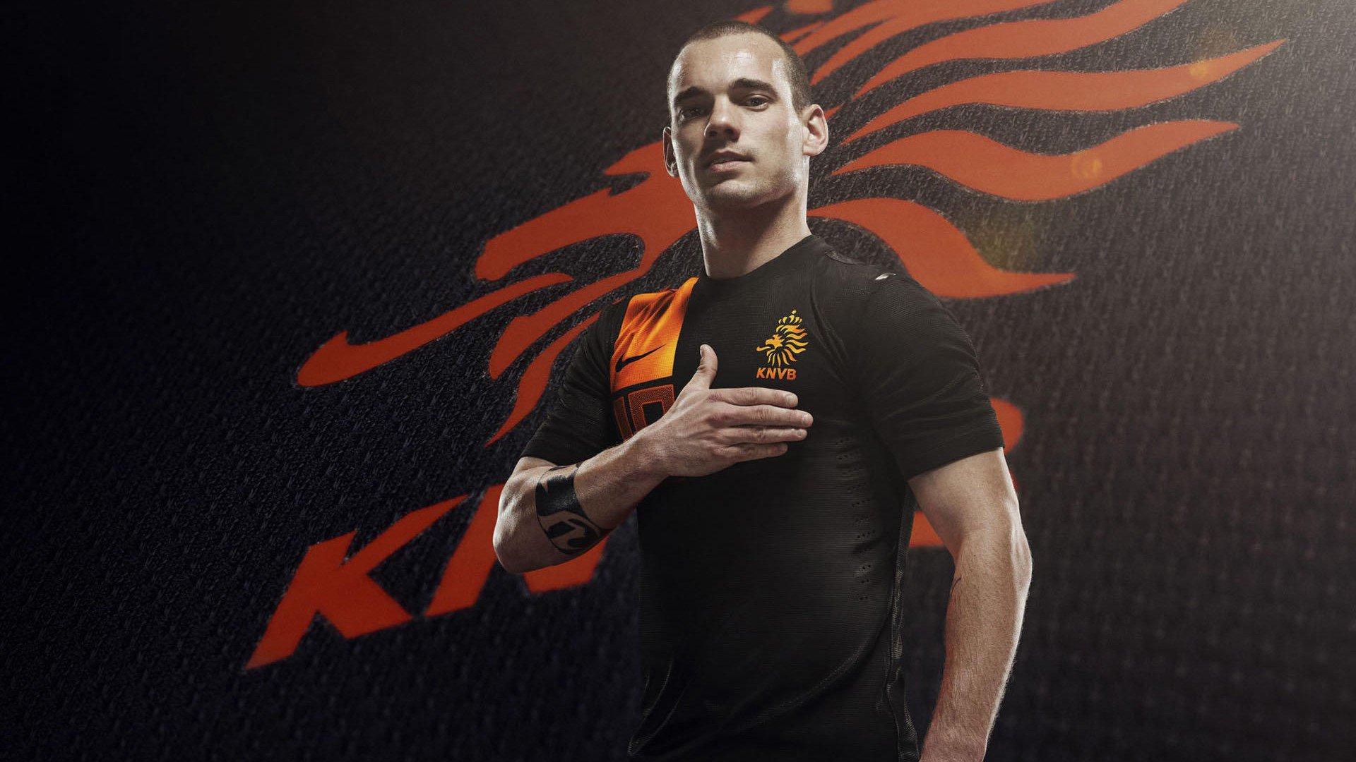 国米发布2025-26赛季主场球衣，经典蓝黑条纹焕新登场，亮青色队徽引领时尚风潮